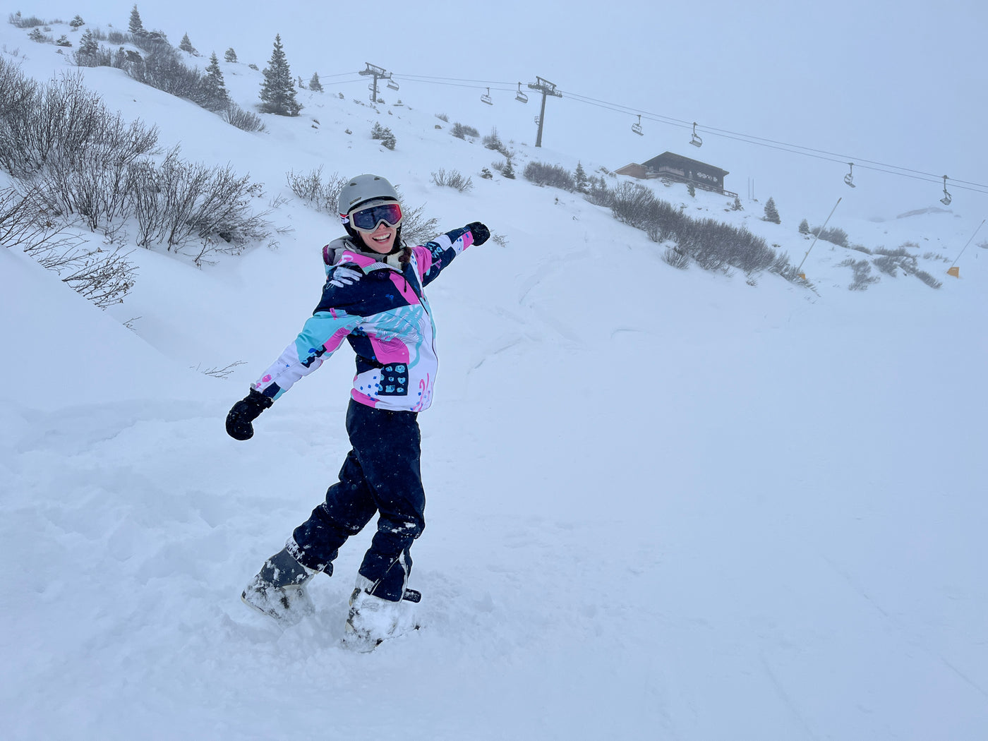 Helena beim Skifahren in Climber Jacke von MONTREET